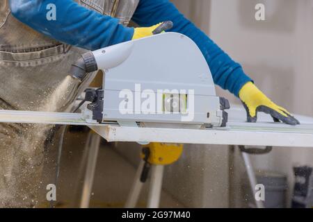 Nahaufnahme Prozessschnitt der Handkreissäge am Holz Türschnitte Stockfoto