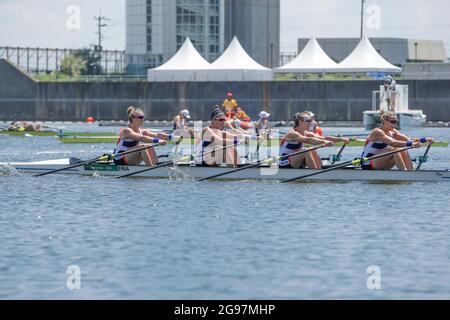 TOKIO, JAPAN - 25. JULI: Teilnahme an der Quadruple Sculls Repechage der Frauen während der Olympischen Spiele 2020 in Tokio am Sea Forest Waterway am 25. Juli 2021 in Tokio, Japan (Foto: Pim Waslander/Orange Picles) Stockfoto