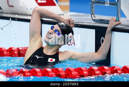 Yui Ohashi aus Japan reagiert darauf, nachdem sie beim 400-m-Einzel-Medley-Finale der Frauen während des (EVENTS) im Tokyo Aquatics Center am zweiten Tag der Olympischen Spiele in Tokio 2020 in Japan Gold gewonnen hatte. Bilddatum: Sonntag, 25. Juli 2021. Stockfoto