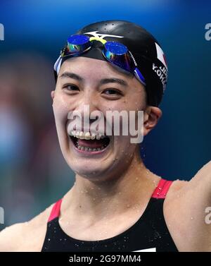Yui Ohashi aus Japan reagiert darauf, nachdem sie beim 400-m-Einzel-Medley-Finale der Frauen während des (EVENTS) im Tokyo Aquatics Center am zweiten Tag der Olympischen Spiele in Tokio 2020 in Japan Gold gewonnen hatte. Bilddatum: Sonntag, 25. Juli 2021. Stockfoto