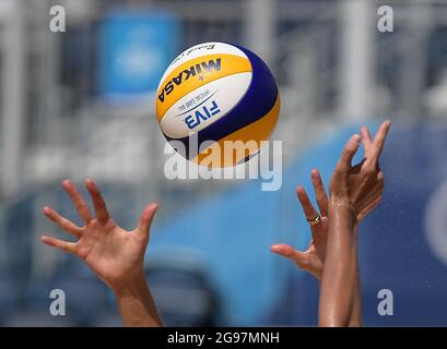 Tokio, Japan. Juli 2021. Die Spieler treten beim Vorspiel der Beachvolleyball-Frauen zwischen Xue Chen/Wang Xinxin aus China und April Ross/Alix Klineman aus den Vereinigten Staaten bei den Olympischen Spielen 2020 in Tokio, Japan, am 25. Juli 2021 an. Quelle: Li He/Xinhua/Alamy Live News Stockfoto