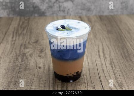 Blue Coffee Cold Beverage mischt einen gekühlten boba Drink für ein erfrischendes Getränk. Stockfoto