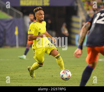 24. Juli 2021: Nashville SC Mittelfeldspieler Hany Mukhtar (10) dribbelt den FC Cincinnati während der zweiten Hälfte eines MLS-Spiels zwischen dem FC Cincinnati und dem Nashville SC im Nissan Stadium in Nashville, TN, Steve Roberts/CSM Stockfoto