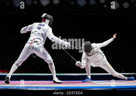 TOKIO, JAPAN - 25. JULI: Youngjun Kweon aus der Republik Korea und Bas Verwijlen aus den Niederlanden treten am Men Épée Individual Table of 32 während der Olympischen Spiele 2020 in Tokio auf der Makuhari Messe am 25. Juli 2021 in Tokio, Japan (Foto: Yannick Verhoeven/Orange Picles) NOCNSF an Stockfoto