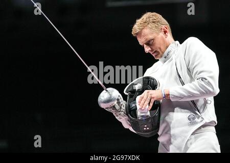 TOKIO, JAPAN - 25. JULI: Bas Verwijlen aus den Niederlanden tritt während der Olympischen Spiele 2020 auf der Makuhari Messe am 25. Juli 2021 in Tokio, Japan, am Men Épée Individual Table of 32 an (Foto: Yannick Verhoeven/Orange Picics) NOCNSF Stockfoto