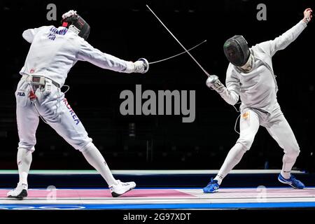 TOKIO, JAPAN - 25. JULI: Youngjun Kweon aus der Republik Korea und Bas Verwijlen aus den Niederlanden treten am Men Épée Individual Table of 32 während der Olympischen Spiele 2020 in Tokio auf der Makuhari Messe am 25. Juli 2021 in Tokio, Japan (Foto: Yannick Verhoeven/Orange Picles) NOCNSF an Stockfoto