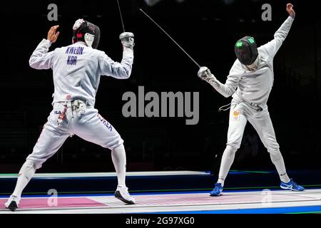 TOKIO, JAPAN - 25. JULI: Youngjun Kweon aus der Republik Korea und Bas Verwijlen aus den Niederlanden treten am Men Épée Individual Table of 32 während der Olympischen Spiele 2020 in Tokio auf der Makuhari Messe am 25. Juli 2021 in Tokio, Japan (Foto: Yannick Verhoeven/Orange Picles) NOCNSF an Stockfoto