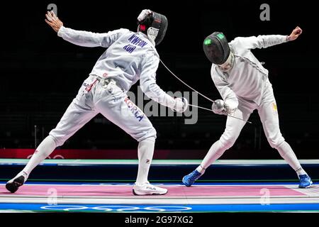 TOKIO, JAPAN - 25. JULI: Youngjun Kweon aus der Republik Korea und Bas Verwijlen aus den Niederlanden treten am Men Épée Individual Table of 32 während der Olympischen Spiele 2020 in Tokio auf der Makuhari Messe am 25. Juli 2021 in Tokio, Japan (Foto: Yannick Verhoeven/Orange Picles) NOCNSF an Stockfoto