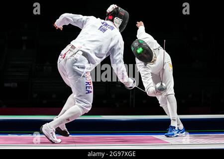 TOKIO, JAPAN - 25. JULI: Youngjun Kweon aus der Republik Korea und Bas Verwijlen aus den Niederlanden treten am Men Épée Individual Table of 32 während der Olympischen Spiele 2020 in Tokio auf der Makuhari Messe am 25. Juli 2021 in Tokio, Japan (Foto: Yannick Verhoeven/Orange Picles) NOCNSF an Stockfoto