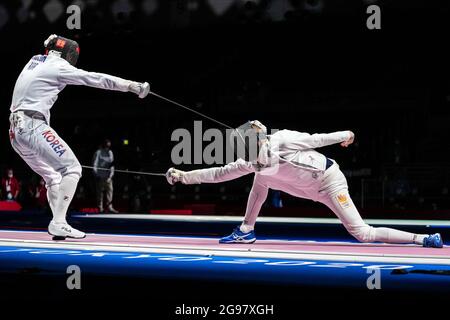 TOKIO, JAPAN - 25. JULI: Youngjun Kweon aus der Republik Korea und Bas Verwijlen aus den Niederlanden treten am Men Épée Individual Table of 32 während der Olympischen Spiele 2020 in Tokio auf der Makuhari Messe am 25. Juli 2021 in Tokio, Japan (Foto: Yannick Verhoeven/Orange Picles) NOCNSF an Stockfoto