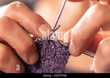 Nahaufnahme der Strickhände. Authentische Nahaufnahme einer gestrickten älteren Person Stockfoto