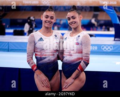 Die Briten Jessica Gadirova (rechts) und Jennifer Gadirova während der Women's Qualification Subdivision 2 im Ariake Gymnastic Center am zweiten Tag der Olympischen Spiele 2020 in Tokio in Japan. Bilddatum: Sonntag, 25. Juli 2021. Stockfoto