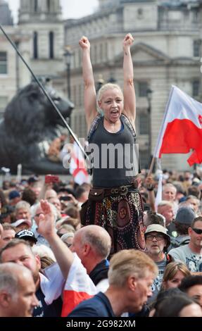 London, Großbritannien. Juli 2021. Ein Stelzenläufer schlägt während der Demonstration mit beiden Fäusten in die Luft.Demonstranten protestieren im Rahmen der weltweiten Kundgebung für Freiheit auf dem Trafalgar Square, London. Die Demonstranten demonstrieren gegen den Impfpass, die Covid-19-Impfung für Kinder und eine Reihe anderer Einschränkungen des Coronavirus. (Foto von Martin Pope/SOPA Images/Sipa USA) Quelle: SIPA USA/Alamy Live News Stockfoto