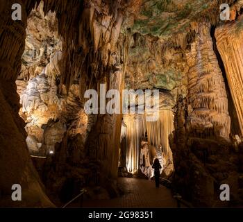 Frau in Luray Caverns, Virginia, USA Stockfoto