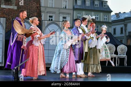 Krakau, Polen. Juli 2021. Künstler in Kostümen, die während einer Show von Hoftänzen auf dem Hauptmarkt im Rahmen des 22. Cracovia Danza Festivals auf der Bühne auftreten. (Foto von Alex Bona/SOPA Images/Sipa USA) Quelle: SIPA USA/Alamy Live News Stockfoto