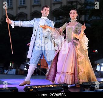 Krakau, Polen. Juli 2021. Künstler in Kostümen, die während einer Show von Hoftänzen auf dem Hauptmarkt im Rahmen des 22. Cracovia Danza Festivals auf der Bühne auftreten. Kredit: SOPA Images Limited/Alamy Live Nachrichten Stockfoto