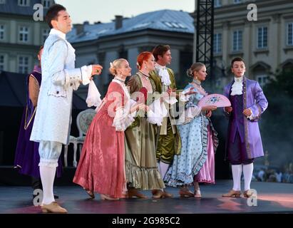 Krakau, Polen. Juli 2021. Künstler in Kostümen, die während einer Show von Hoftänzen auf dem Hauptmarkt im Rahmen des 22. Cracovia Danza Festivals auf der Bühne auftreten. Kredit: SOPA Images Limited/Alamy Live Nachrichten Stockfoto