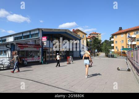 Stockholm, Schweden - 23. Juli 2021: Außenansicht des Eingangsgebäudes der U-Bahn-Station Globen. Stockfoto