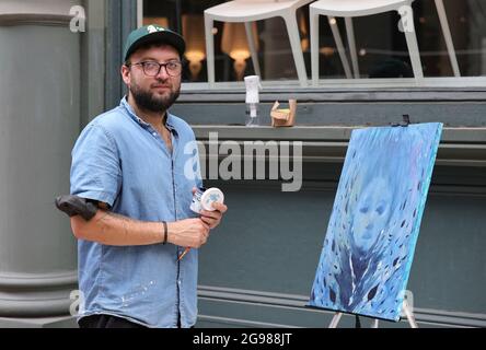 SOHO, New York, USA, 24. Juli 2021 - Künstler während der Halloween Edition von SOHO ART WALKS heute am Broadway und der Green Street in New York City. Foto: Luiz Rampelotto/EuropaNewswire FOTOKREDIT ERFORDERLICH. Stockfoto