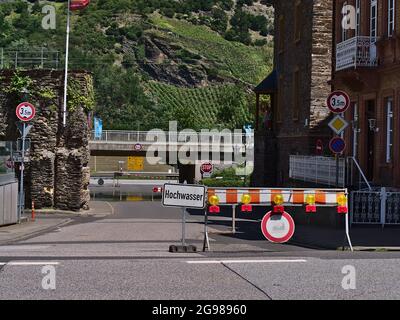 Straßenzuführung durch Hochwasser (Hochwasser) in einer Unterführung in Oberwesel, am Rheinufer gelegen, mit rot-weißem Warnschild. Stockfoto