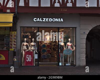 Vorderansicht der Filiale der italienischen Modemarke Calzedonia in der Einkaufsstraße im Zentrum von Trier mit Schaufensterpuppen und Logo. Stockfoto