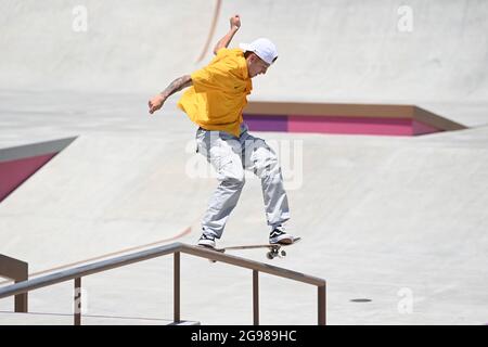 Tokio, Japan. Juli 2021. Skateboarding: Olympia, Vorlauf, Straße, Männer, Vorlauf, Im Aomi Urban Sports Park. Giovanni Vianna aus Brasilien im Einsatz. Quelle: Marijan Murat/dpa/Alamy Live News Stockfoto