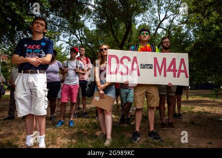 Washington, DC, USA, 24. Juli 2021. Im Bild: Mitglieder der Democratic Socialists of America nehmen am DC March for Medicare for All Teil. Der Protest ist Teil einer landesweiten Forderung nach einer universellen Gesundheitsversorgung mit Veranstaltungen in 56 Städten. Kredit: Allison Bailey / Alamy Live Nachrichten Stockfoto