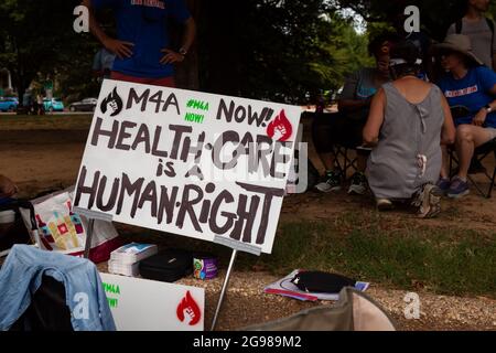 Washington, DC, USA, 24. Juli 2021. Im Bild: Ein Schild, auf dem beim DC March for Medicare for All behauptet wird: „die Gesundheitsversorgung ist ein Menschenrecht“. Der marsch ist Teil einer landesweiten Nachfrage nach universeller Gesundheitsversorgung mit Veranstaltungen in 56 Städten. Kredit: Allison Bailey / Alamy Live Nachrichten Stockfoto