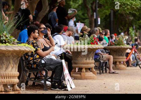 Washington, DC, USA, 24. Juli 2021. Im Bild: Demonstranten sitzen im Schatten, während sie einer Vielzahl von Rednern beim DC March for Medicare for All zuhören. Der marsch ist Teil einer landesweiten Nachfrage nach universeller Gesundheitsversorgung mit Veranstaltungen in 56 Städten. Kredit: Allison Bailey / Alamy Live Nachrichten Stockfoto