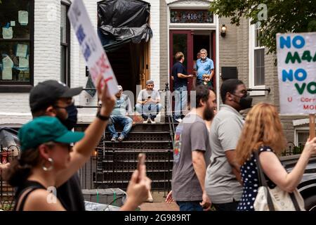Washington, DC, USA, 24. Juli 2021. Im Bild: Zuschauer beobachten von ihren Veranden aus, wie der DC-Marsch für Medicare for All vergeht. Der marsch ist Teil einer landesweiten Nachfrage nach universeller Gesundheitsversorgung mit Veranstaltungen in 56 Städten. Kredit: Allison Bailey / Alamy Live Nachrichten Stockfoto