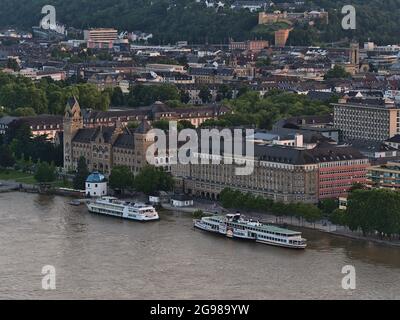 Luftaufnahme der Koblenzer Innenstadt mit historischem Gebäude Preußisches Regierungsgebäude am Rheinufer. Stockfoto
