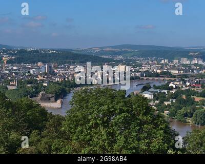 Schöner Panoramablick auf die Stadt Koblenz, am Zusammenfluss von Rhein und Mosel gelegen, mit dem Deutschen Eck und grünen Bäumen davor. Stockfoto