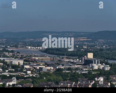 Luftaufnahme des Nordens der Stadt Koblenz mit Rhein und Binnenhafen mit Tanks und Industriegebäuden am sonnigen Sommertag. Stockfoto