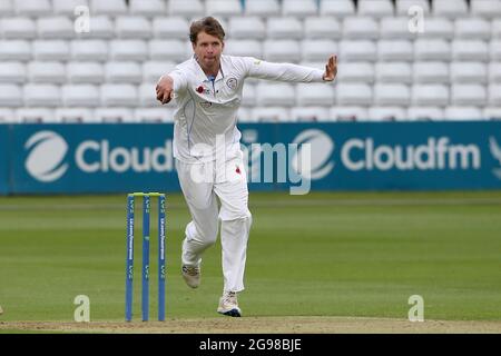 Matt Crickley in Bowling-Action für Derbyshire während Essex CCC gegen Derbyshire CCC, LV Insurance County Championship Group 1 Cricket im Cloudfm Co Stockfoto