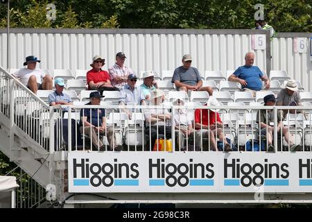 Die Zuschauer schauen sich am 3. Juni während des Cricket der Essex CCC gegen Nottinghamshire CCC, LV Insurance County Championship Group 1 auf dem Cloudfm County Ground an Stockfoto