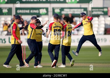 Aron Nijar aus Essex feiert mit seinen Teamkollegen, nachdem er das Wicket von Dan Douthwaite während Essex Eagles vs Glamorgan, Vitality Blast T20 CRI, genommen hat Stockfoto