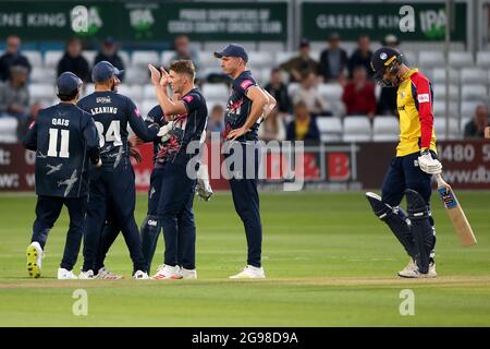 Matt Milnes aus Kent feiert mit seinen Teamkollegen, nachdem er während Essex Eagles vs Kent Spitfires, Vitality Blast T20, das Dickicht von will Buttleman genommen hat Stockfoto