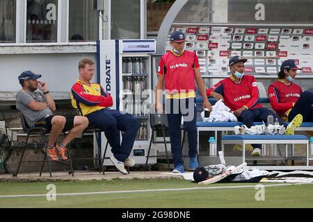 Essex-Spieler schauen am 15. Juni aus dem Dugout-Bereich während Essex Eagles vs Sussex Sharks, Vitality Blast T20 Cricket auf dem Cloudfm County Ground Stockfoto