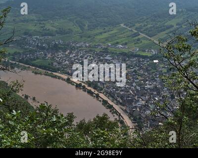 Schöne Luftaufnahme des kleinen Dorfes Bremm, Rheinland-Pfalz, Deutschland, an der Mosel gelegen, mit hohem Wasserstand und überfluteter Promenade. Stockfoto