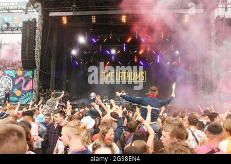 Sheffield, Großbritannien. Juli 2021. Festivalbesucher genießen die Musik am zweiten Tag des Tramlines Festivals Credit: News Images /Alamy Live News Stockfoto