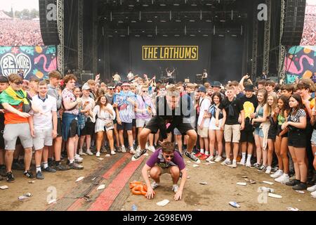 Sheffield, Großbritannien. Juli 2021. Festivalbesucher genießen die Musik am zweiten Tag des Tramlines Festivals Credit: News Images /Alamy Live News Stockfoto