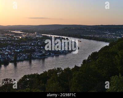 Luftpanorama über den Norden der Stadt Koblenz, Rheinland-Pfalz, Deutschland mit Rhein auf hohem Wasserstand und überflutetem Ufer. Stockfoto