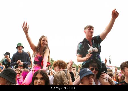 Sheffield, Großbritannien. Juli 2021. Festivalbesucher genießen die Musik am zweiten Tag des Tramlines Festivals in Sheffield, Großbritannien am 7/24/2021. (Foto von Isaac Parkin/News Images/Sipa USA) Quelle: SIPA USA/Alamy Live News Stockfoto