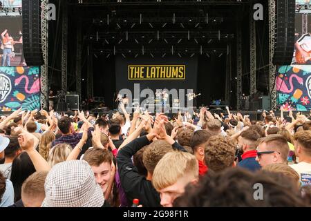 Sheffield, Großbritannien. Juli 2021. Festivalbesucher genießen die Musik am zweiten Tag des Tramlines Festivals in Sheffield, Großbritannien am 7/24/2021. (Foto von Isaac Parkin/News Images/Sipa USA) Quelle: SIPA USA/Alamy Live News Stockfoto