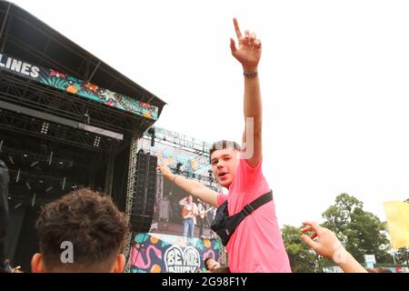 Sheffield, Großbritannien. Juli 2021. Festivalbesucher genießen die Musik am zweiten Tag des Tramlines Festivals in Sheffield, Großbritannien am 7/24/2021. (Foto von Isaac Parkin/News Images/Sipa USA) Quelle: SIPA USA/Alamy Live News Stockfoto