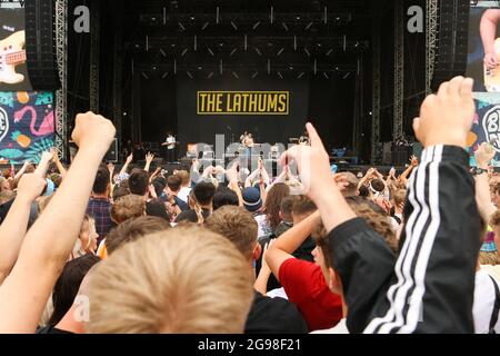 Sheffield, Großbritannien. Juli 2021. Festivalbesucher genießen die Musik am zweiten Tag des Tramlines Festivals in Sheffield, Großbritannien am 7/24/2021. (Foto von Isaac Parkin/News Images/Sipa USA) Quelle: SIPA USA/Alamy Live News Stockfoto