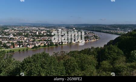 Schöne Luftpanoramabsicht auf den nördlichen Teil der Stadt Koblenz, Rheinland-Pfalz, am Rhein gelegen, mit überflutetem Flussufer und Häusern. Stockfoto