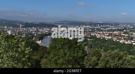 Schöner Panoramablick auf die Innenstadt von Koblenz, Rheinland-Pfalz, Deutschland mit Rhein und Mosel und Wahrzeichen Deutsches Eck. Stockfoto