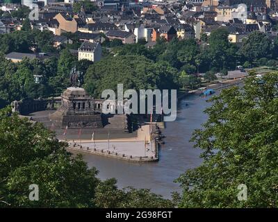 Luftaufnahme des berühmten Wahrzeichen Deutsches Eck am Zusammenfluss von Rhein (links) und Mosel (rechts) in Koblenz, Deutschland mit Statue. Stockfoto