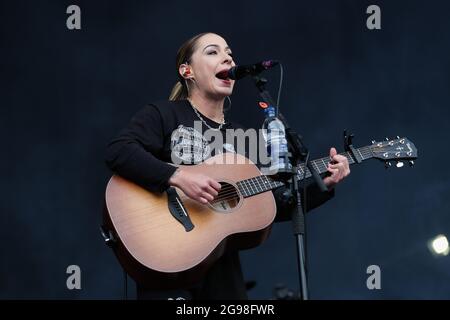 Sheffield, Großbritannien. Juli 2021. Lucy Spraggan tritt während des zweiten Tages des Tramlines Festivals auf der Hauptbühne auf Credit: News Images /Alamy Live News Stockfoto